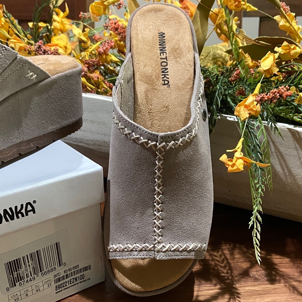 Minnetonka Women's Paislee Simply Taupe Suede Mules NWT Size 6 - Picture 3 of 7